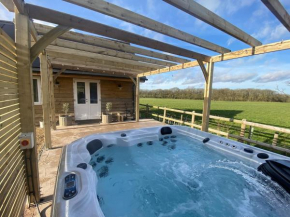 Luxury Boutique retreat, hot tub, dog friendly